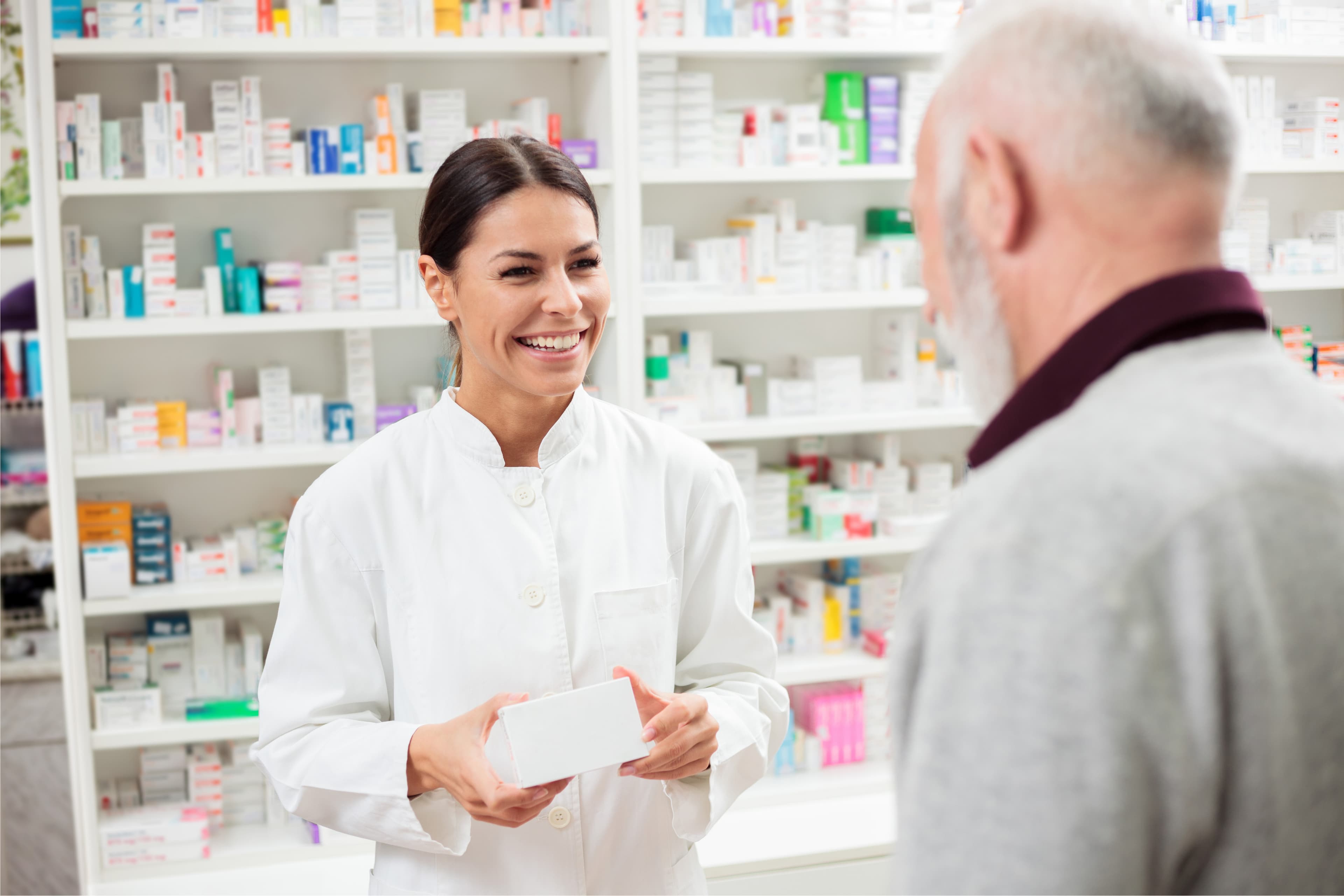 https://prod.tepe.com/globalassets/images/italy-images/shutterstock_1031201209-farmacista-paziente.jpg